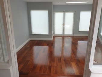 varnishing floor